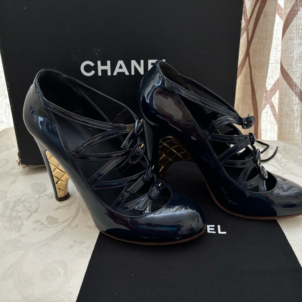 🆕Chanel strappy gold tone wedges